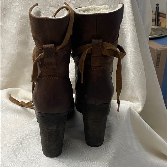 Steve Madden Brown Lace-Up Boots with Shearling Lining - Picture 4 of 7